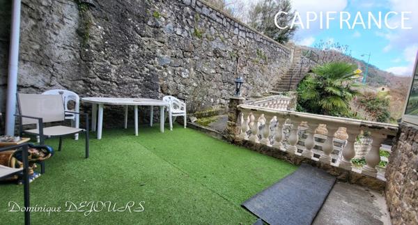 GRANDE MAISON avec piscine - 2 logements dont 1 logement loué à l'année loyer 980€/mois hors charge.