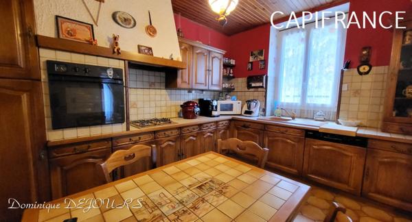 GRANDE MAISON avec piscine - 2 logements dont 1 logement loué à l'année loyer 980€/mois hors charge.