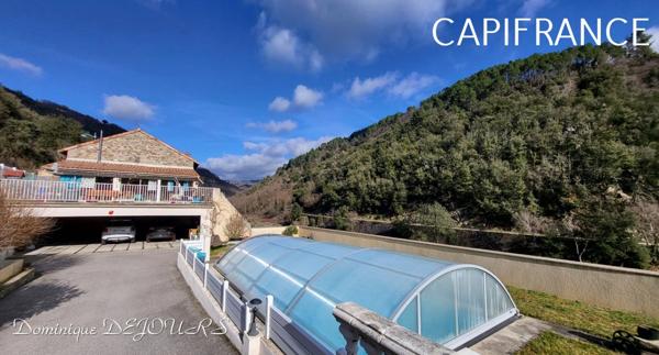 GRANDE MAISON avec piscine - 2 logements dont 1 logement loué à l'année loyer 980€/mois hors charge.