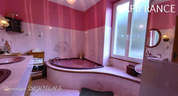 GRANDE MAISON avec piscine - 2 logements dont 1 logement loué à l'année loyer 980€/mois hors charge.