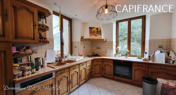 GRANDE MAISON avec piscine - 2 logements dont 1 logement loué à l'année loyer 980€/mois hors charge.