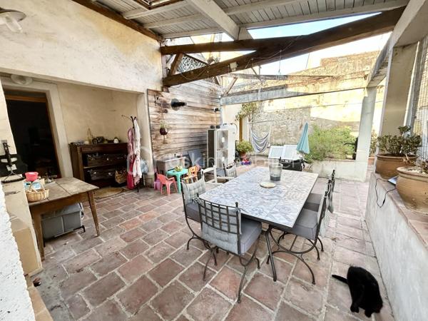 Envie d'un nid douiller? Venez découvrir avec Camille KARFT WOIRRET cette belle maison pleine de potentiels, proche du centre ville de Montereau.

Au rez-de-chaussée, un espace de vie accueillant ouvert sur la cuisine spacieuse et équipée, buanderie, espaces de rangements
Au 1er étage: un palier aménagé, 2 chambres avec leur salle de bain chacune, un bureau (qui sert de petite chambre aujourd'hui), accès au balcon terrasse
au 2ème étage: 1 grande chambre avec sa salle d'eau et WC.
Viennent compléter ce bien: cave voutée, cour privé d'environ 100 m, atelier / garage, poêle à granules, double vitrage PVC, chaufferie, pompe à chaleur.

Belle bâtisse des années 1800 rénovée, aux grands espaces et beaux potentiel avec un confort moderne.

Chers collègues, le travail pour l'intérêt de mes clients est une priorité, c'est pourquoi je vous invite à me contacter sur vous souhaitez proposer ce bien à vos clients.