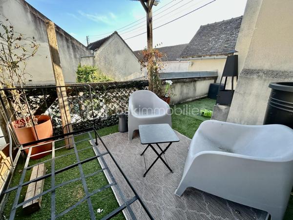Envie d'un nid douiller? Venez découvrir avec Camille KARFT WOIRRET cette belle maison pleine de potentiels, proche du centre ville de Montereau.

Au rez-de-chaussée, un espace de vie accueillant ouvert sur la cuisine spacieuse et équipée, buanderie, espaces de rangements
Au 1er étage: un palier aménagé, 2 chambres avec leur salle de bain chacune, un bureau (qui sert de petite chambre aujourd'hui), accès au balcon terrasse
au 2ème étage: 1 grande chambre avec sa salle d'eau et WC.
Viennent compléter ce bien: cave voutée, cour privé d'environ 100 m, atelier / garage, poêle à granules, double vitrage PVC, chaufferie, pompe à chaleur.

Belle bâtisse des années 1800 rénovée, aux grands espaces et beaux potentiel avec un confort moderne.

Chers collègues, le travail pour l'intérêt de mes clients est une priorité, c'est pourquoi je vous invite à me contacter sur vous souhaitez proposer ce bien à vos clients.