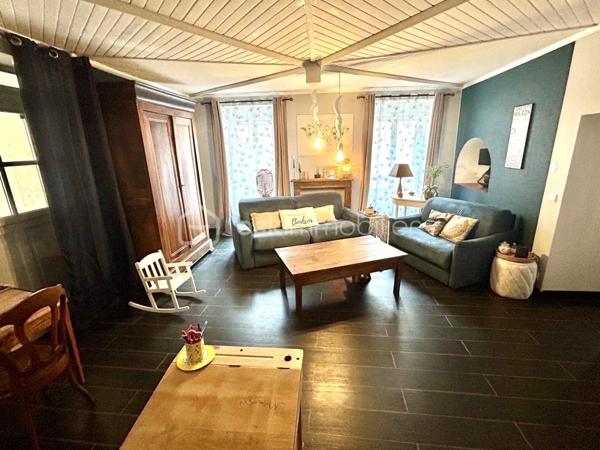 Envie d'un nid douiller? Venez découvrir avec Camille KARFT WOIRRET cette belle maison pleine de potentiels, proche du centre ville de Montereau.

Au rez-de-chaussée, un espace de vie accueillant ouvert sur la cuisine spacieuse et équipée, buanderie, espaces de rangements
Au 1er étage: un palier aménagé, 2 chambres avec leur salle de bain chacune, un bureau (qui sert de petite chambre aujourd'hui), accès au balcon terrasse
au 2ème étage: 1 grande chambre avec sa salle d'eau et WC.
Viennent compléter ce bien: cave voutée, cour privé d'environ 100 m, atelier / garage, poêle à granules, double vitrage PVC, chaufferie, pompe à chaleur.

Belle bâtisse des années 1800 rénovée, aux grands espaces et beaux potentiel avec un confort moderne.

Chers collègues, le travail pour l'intérêt de mes clients est une priorité, c'est pourquoi je vous invite à me contacter sur vous souhaitez proposer ce bien à vos clients.