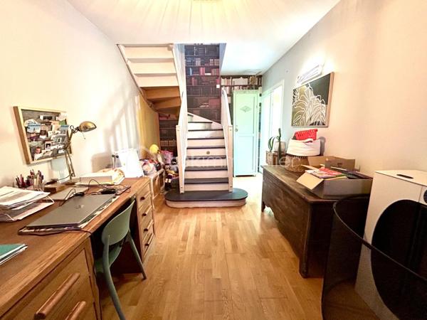 Envie d'un nid douiller? Venez découvrir avec Camille KARFT WOIRRET cette belle maison pleine de potentiels, proche du centre ville de Montereau.

Au rez-de-chaussée, un espace de vie accueillant ouvert sur la cuisine spacieuse et équipée, buanderie, espaces de rangements
Au 1er étage: un palier aménagé, 2 chambres avec leur salle de bain chacune, un bureau (qui sert de petite chambre aujourd'hui), accès au balcon terrasse
au 2ème étage: 1 grande chambre avec sa salle d'eau et WC.
Viennent compléter ce bien: cave voutée, cour privé d'environ 100 m, atelier / garage, poêle à granules, double vitrage PVC, chaufferie, pompe à chaleur.

Belle bâtisse des années 1800 rénovée, aux grands espaces et beaux potentiel avec un confort moderne.

Chers collègues, le travail pour l'intérêt de mes clients est une priorité, c'est pourquoi je vous invite à me contacter sur vous souhaitez proposer ce bien à vos clients.