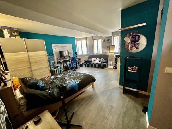 Envie d'un nid douiller? Venez découvrir avec Camille KARFT WOIRRET cette belle maison pleine de potentiels, proche du centre ville de Montereau.

Au rez-de-chaussée, un espace de vie accueillant ouvert sur la cuisine spacieuse et équipée, buanderie, espaces de rangements
Au 1er étage: un palier aménagé, 2 chambres avec leur salle de bain chacune, un bureau (qui sert de petite chambre aujourd'hui), accès au balcon terrasse
au 2ème étage: 1 grande chambre avec sa salle d'eau et WC.
Viennent compléter ce bien: cave voutée, cour privé d'environ 100 m, atelier / garage, poêle à granules, double vitrage PVC, chaufferie, pompe à chaleur.

Belle bâtisse des années 1800 rénovée, aux grands espaces et beaux potentiel avec un confort moderne.

Chers collègues, le travail pour l'intérêt de mes clients est une priorité, c'est pourquoi je vous invite à me contacter sur vous souhaitez proposer ce bien à vos clients.