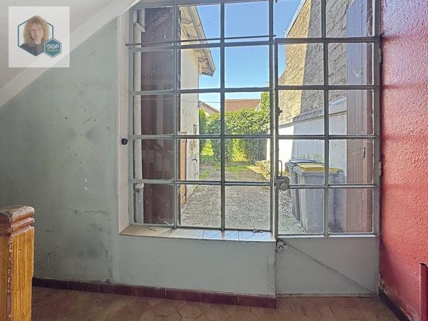 MAISON DE VILLE DES ANNÉES 30 AVEC JARDIN ET POTENTIEL D’AMÉNAGEMENT