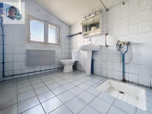 MAISON DE VILLE DES ANNÉES 30 AVEC JARDIN ET POTENTIEL D’AMÉNAGEMENT