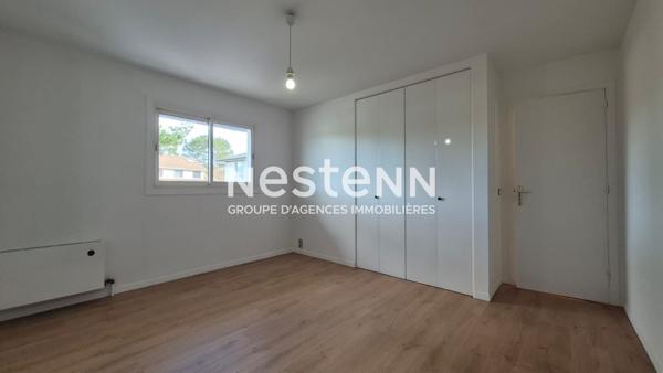 Nestenn IGNY - Maison indépendante de 202m² avec 4 chambres, Quartier Vilgénis, Séjour triple exposition, Jardin, sous-sol total, garage, Proche école Steiner et collège, Axes routiers A6/ A10/N118 faciles d'accès.