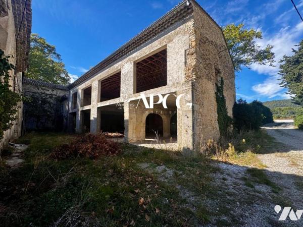 ENSEMBLE IMMOBILIER - FORT POTENTIEL - A RENOVER EN DROME PROVENCALE 