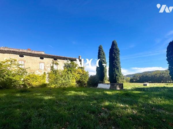 ENSEMBLE IMMOBILIER - FORT POTENTIEL - A RENOVER EN DROME PROVENCALE 