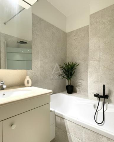 LEVALLOIS-PERRET/ F2 AVEC 2 TERRASSES, CAVE ET PARKING