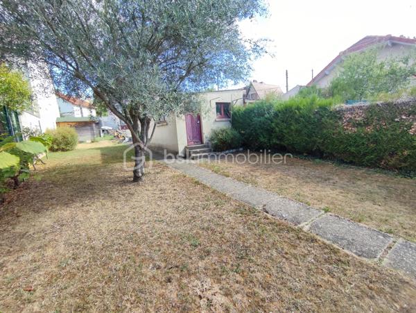 Dans un quartier pavillonnaire, proche de toutes commodités, terrain constructible de 310 m².