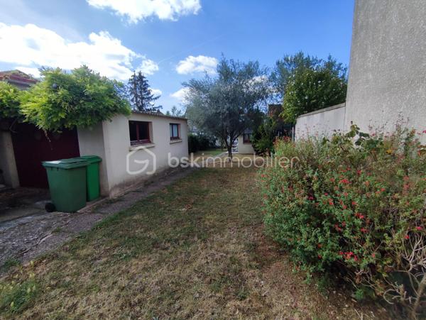 Dans un quartier pavillonnaire, proche de toutes commodités, terrain constructible de 310 m².