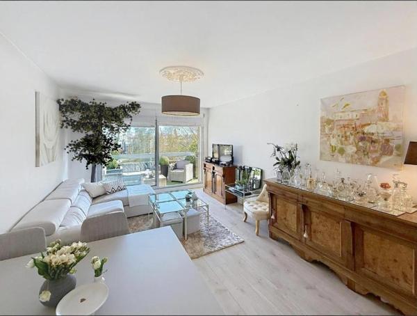 Appartement T3, 67.60 m2, très lumineux avec terrasse, garage et cave. Vannes centre, quartier Palais des Arts