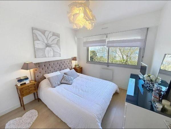 Appartement T3, 67.60 m2, très lumineux avec terrasse, garage et cave. Vannes centre, quartier Palais des Arts