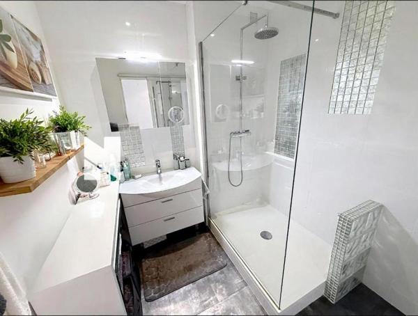 Appartement T3, 67.60 m2, très lumineux avec terrasse, garage et cave. Vannes centre, quartier Palais des Arts