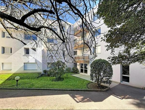 Appartement T3, 67.60 m2, très lumineux avec terrasse, garage et cave. Vannes centre, quartier Palais des Arts