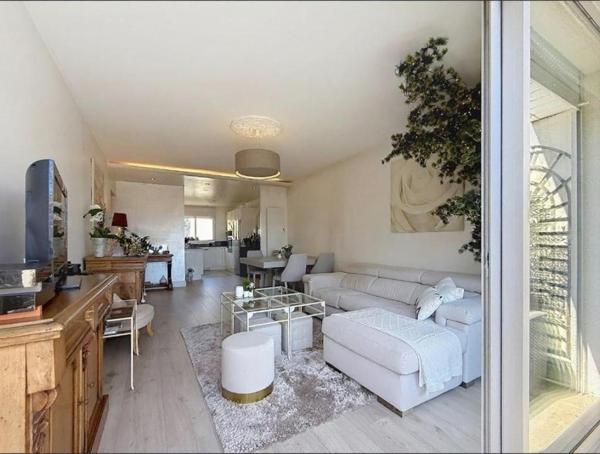 Appartement T3, 67.60 m2, très lumineux avec terrasse, garage et cave. Vannes centre, quartier Palais des Arts