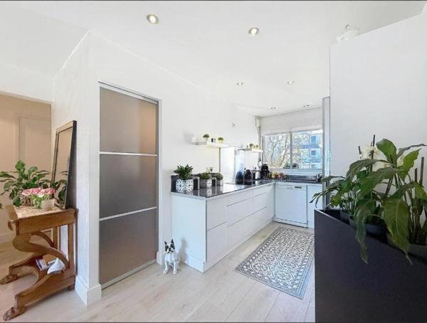 Appartement T3, 67.60 m2, très lumineux avec terrasse, garage et cave. Vannes centre, quartier Palais des Arts