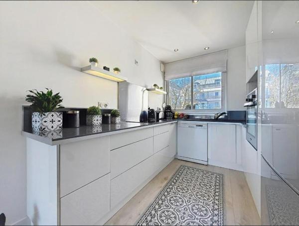 Appartement T3, 67.60 m2, très lumineux avec terrasse, garage et cave. Vannes centre, quartier Palais des Arts