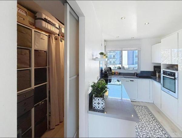 Appartement T3, 67.60 m2, très lumineux avec terrasse, garage et cave. Vannes centre, quartier Palais des Arts