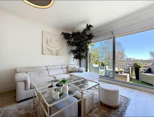 Appartement T3, 67.60 m2, très lumineux avec terrasse, garage et cave. Vannes centre, quartier Palais des Arts