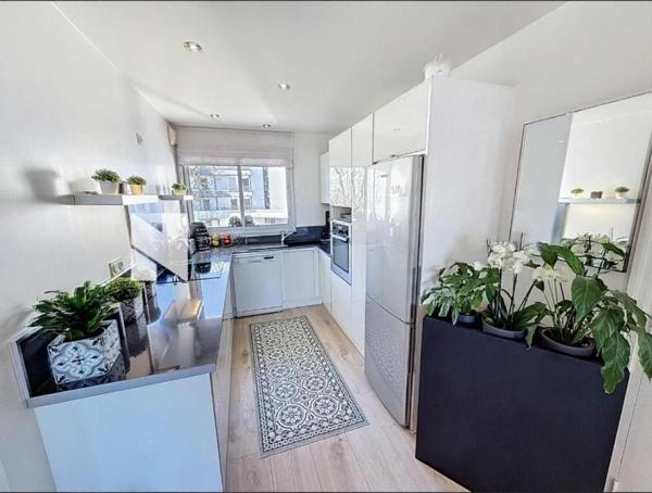 Appartement T3, 67.60 m2, très lumineux avec terrasse, garage et cave. Vannes centre, quartier Palais des Arts