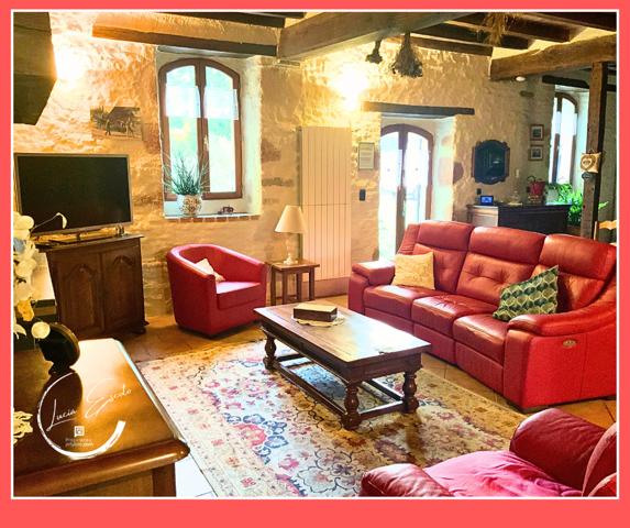 Grande maison avec 3 hectares environ de terrain et plusieurs dépendances