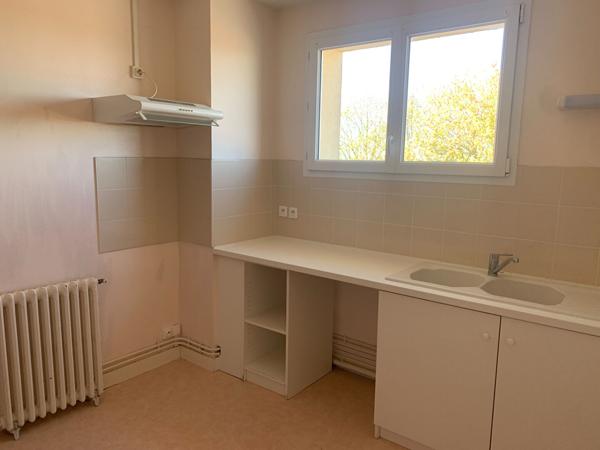 MONTLIEU LA GARDE - APPARTEMENT T4 AU 2EME ET DERNIER ETAGE