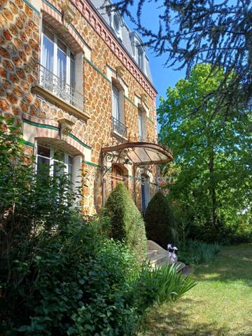 PROPRIETE -  MAISON BOURGEOISE D'EXCEPTION 10 PIECES - 785 000 EUROS - TERRAIN 2000 m2