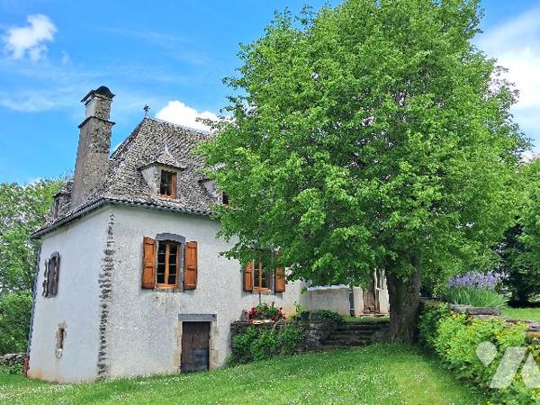 Maison de maître en pierres, grange, ancien séchoir, grand terrain autour.