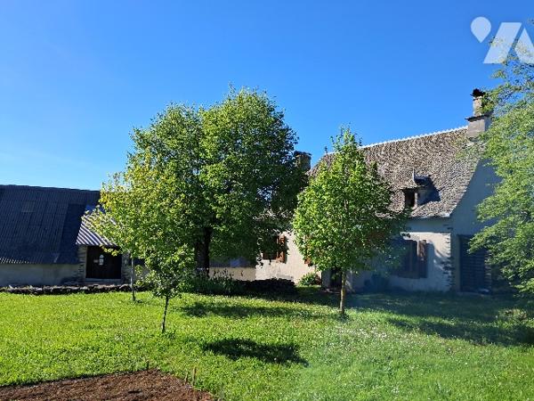 Maison de maître en pierres, grange, ancien séchoir, grand terrain autour.