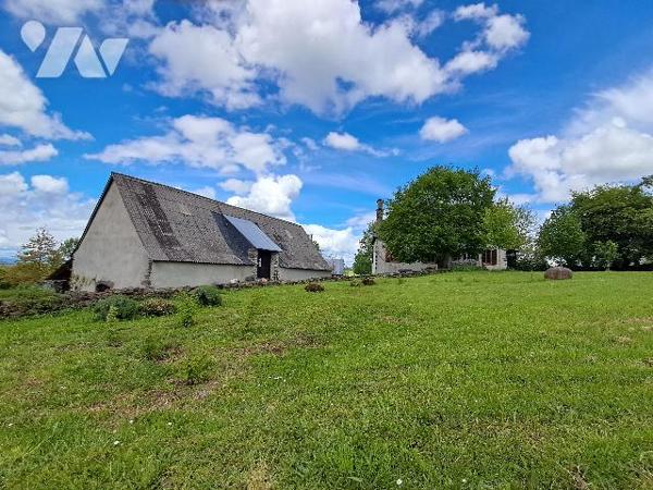 Maison de maître en pierres, grange, ancien séchoir, grand terrain autour.