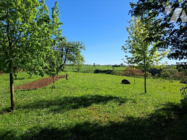 Maison de maître en pierres, grange, ancien séchoir, grand terrain autour.