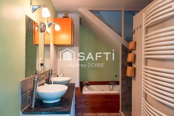 07140 Chambonas : Ensemble immobilier de 4 logements avce Piscine et chataigneraie