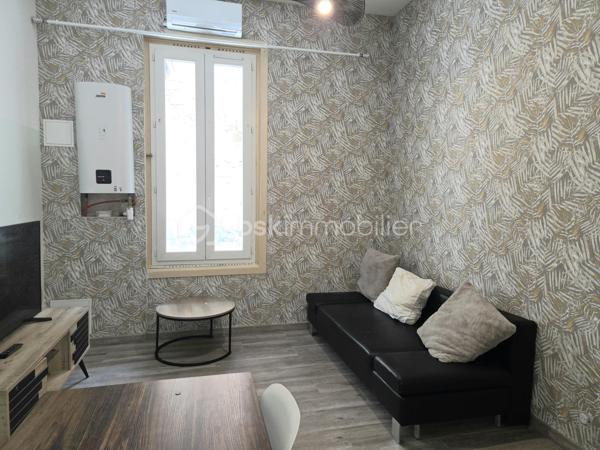Idéalement situé dans le quartier de la Gare à Sète, à quelques minutes à pied du centre-ville, des commerces, des transports, des plages et des quais, ce charmant studio mezzanine saura séduire aussi bien les primo-accédants que les investisseurs.
Surnommée la "Venise du Languedoc", Sète séduit par son cadre de vie exceptionnel entre la Méditerranée et l'étang de Thau. La ville offre :
12 km de plages de sable fin.
Un centre-ville animé avec ses halles, ses restaurants et ses commerces.
Une vie culturelle riche (théâtres, festivals, musées).
Une gare SNCF permettant de rejoindre rapidement Montpellier, Béziers ou Toulouse.
Un port de pêche et de plaisance emblématique.
Un marché locatif dynamique, idéal pour un investissement.

D'une surface de 23 m², complétée par une mezzanine de 8 m², cet appartement offre un espace de vie optimisé et chaleureux. Entièrement rénové avec goût, il est en état impeccable et ne nécessite aucun travaux.
Vous apprécierez ses prestations de qualité :
Climatisation réversible pour un confort optimal toute l'année.
Menuiseries en double vitrage.
Mezzanine offrant un véritable espace nuit.
Appartement  fonctionnel.
Petite copropriété calme et bien entretenue.
Que vous recherchiez un pied-à-terre, votre première acquisition ou un investissement locatif de qualité, ce bien représente une belle opportunité.
Une visite s'impose ! Contactez-nous dès aujourd'hui pour découvrir ce bien coup de cœur.