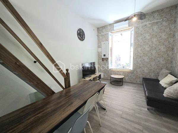 Idéalement situé dans le quartier de la Gare à Sète, à quelques minutes à pied du centre-ville, des commerces, des transports, des plages et des quais, ce charmant studio mezzanine saura séduire aussi bien les primo-accédants que les investisseurs.
Surnommée la "Venise du Languedoc", Sète séduit par son cadre de vie exceptionnel entre la Méditerranée et l'étang de Thau. La ville offre :
12 km de plages de sable fin.
Un centre-ville animé avec ses halles, ses restaurants et ses commerces.
Une vie culturelle riche (théâtres, festivals, musées).
Une gare SNCF permettant de rejoindre rapidement Montpellier, Béziers ou Toulouse.
Un port de pêche et de plaisance emblématique.
Un marché locatif dynamique, idéal pour un investissement.

D'une surface de 23 m², complétée par une mezzanine de 8 m², cet appartement offre un espace de vie optimisé et chaleureux. Entièrement rénové avec goût, il est en état impeccable et ne nécessite aucun travaux.
Vous apprécierez ses prestations de qualité :
Climatisation réversible pour un confort optimal toute l'année.
Menuiseries en double vitrage.
Mezzanine offrant un véritable espace nuit.
Appartement  fonctionnel.
Petite copropriété calme et bien entretenue.
Que vous recherchiez un pied-à-terre, votre première acquisition ou un investissement locatif de qualité, ce bien représente une belle opportunité.
Une visite s'impose ! Contactez-nous dès aujourd'hui pour découvrir ce bien coup de cœur.