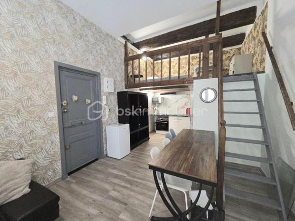 Idéalement situé dans le quartier de la Gare à Sète, à quelques minutes à pied du centre-ville, des commerces, des transports, des plages et des quais, ce charmant studio mezzanine saura séduire aussi bien les primo-accédants que les investisseurs.
Surnommée la "Venise du Languedoc", Sète séduit par son cadre de vie exceptionnel entre la Méditerranée et l'étang de Thau. La ville offre :
12 km de plages de sable fin.
Un centre-ville animé avec ses halles, ses restaurants et ses commerces.
Une vie culturelle riche (théâtres, festivals, musées).
Une gare SNCF permettant de rejoindre rapidement Montpellier, Béziers ou Toulouse.
Un port de pêche et de plaisance emblématique.
Un marché locatif dynamique, idéal pour un investissement.

D'une surface de 23 m², complétée par une mezzanine de 8 m², cet appartement offre un espace de vie optimisé et chaleureux. Entièrement rénové avec goût, il est en état impeccable et ne nécessite aucun travaux.
Vous apprécierez ses prestations de qualité :
Climatisation réversible pour un confort optimal toute l'année.
Menuiseries en double vitrage.
Mezzanine offrant un véritable espace nuit.
Appartement  fonctionnel.
Petite copropriété calme et bien entretenue.
Que vous recherchiez un pied-à-terre, votre première acquisition ou un investissement locatif de qualité, ce bien représente une belle opportunité.
Une visite s'impose ! Contactez-nous dès aujourd'hui pour découvrir ce bien coup de cœur.