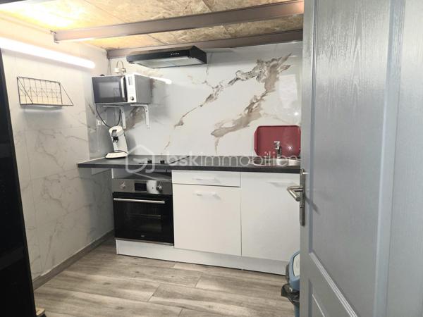 Idéalement situé dans le quartier de la Gare à Sète, à quelques minutes à pied du centre-ville, des commerces, des transports, des plages et des quais, ce charmant studio mezzanine saura séduire aussi bien les primo-accédants que les investisseurs.
Surnommée la "Venise du Languedoc", Sète séduit par son cadre de vie exceptionnel entre la Méditerranée et l'étang de Thau. La ville offre :
12 km de plages de sable fin.
Un centre-ville animé avec ses halles, ses restaurants et ses commerces.
Une vie culturelle riche (théâtres, festivals, musées).
Une gare SNCF permettant de rejoindre rapidement Montpellier, Béziers ou Toulouse.
Un port de pêche et de plaisance emblématique.
Un marché locatif dynamique, idéal pour un investissement.

D'une surface de 23 m², complétée par une mezzanine de 8 m², cet appartement offre un espace de vie optimisé et chaleureux. Entièrement rénové avec goût, il est en état impeccable et ne nécessite aucun travaux.
Vous apprécierez ses prestations de qualité :
Climatisation réversible pour un confort optimal toute l'année.
Menuiseries en double vitrage.
Mezzanine offrant un véritable espace nuit.
Appartement  fonctionnel.
Petite copropriété calme et bien entretenue.
Que vous recherchiez un pied-à-terre, votre première acquisition ou un investissement locatif de qualité, ce bien représente une belle opportunité.
Une visite s'impose ! Contactez-nous dès aujourd'hui pour découvrir ce bien coup de cœur.