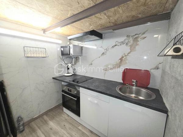 Idéalement situé dans le quartier de la Gare à Sète, à quelques minutes à pied du centre-ville, des commerces, des transports, des plages et des quais, ce charmant studio mezzanine saura séduire aussi bien les primo-accédants que les investisseurs.
Surnommée la "Venise du Languedoc", Sète séduit par son cadre de vie exceptionnel entre la Méditerranée et l'étang de Thau. La ville offre :
12 km de plages de sable fin.
Un centre-ville animé avec ses halles, ses restaurants et ses commerces.
Une vie culturelle riche (théâtres, festivals, musées).
Une gare SNCF permettant de rejoindre rapidement Montpellier, Béziers ou Toulouse.
Un port de pêche et de plaisance emblématique.
Un marché locatif dynamique, idéal pour un investissement.

D'une surface de 23 m², complétée par une mezzanine de 8 m², cet appartement offre un espace de vie optimisé et chaleureux. Entièrement rénové avec goût, il est en état impeccable et ne nécessite aucun travaux.
Vous apprécierez ses prestations de qualité :
Climatisation réversible pour un confort optimal toute l'année.
Menuiseries en double vitrage.
Mezzanine offrant un véritable espace nuit.
Appartement  fonctionnel.
Petite copropriété calme et bien entretenue.
Que vous recherchiez un pied-à-terre, votre première acquisition ou un investissement locatif de qualité, ce bien représente une belle opportunité.
Une visite s'impose ! Contactez-nous dès aujourd'hui pour découvrir ce bien coup de cœur.