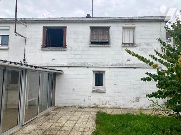 CHAUNY, MAISON MITOYENNE UN COTE AVEC GARAGE ET JARDIN