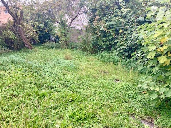 CHAUNY, MAISON MITOYENNE UN COTE AVEC GARAGE ET JARDIN