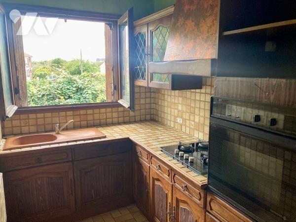 CHAUNY, MAISON MITOYENNE UN COTE AVEC GARAGE ET JARDIN