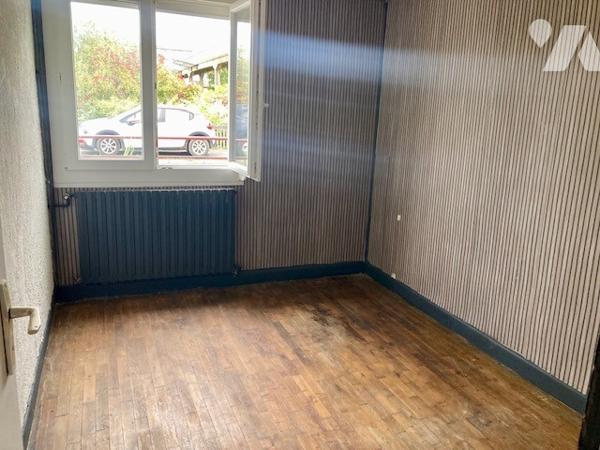 CHAUNY, MAISON MITOYENNE UN COTE AVEC GARAGE ET JARDIN