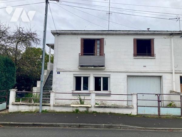 CHAUNY, MAISON MITOYENNE UN COTE AVEC GARAGE ET JARDIN