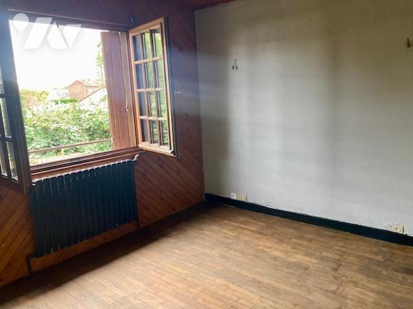 CHAUNY, MAISON MITOYENNE UN COTE AVEC GARAGE ET JARDIN