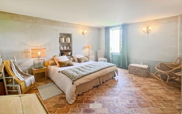 Maison à vendre    8 pièces • 492,72 m2 Forcalquier