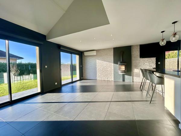 MAISON T5 TRAVERSANTE – 120 m² HABITABLES – PARCELLE 1650 m² AVEC PISCINE  et dépendance