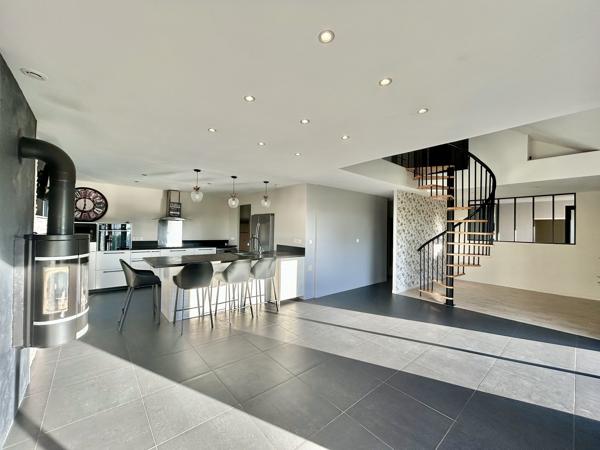 MAISON T5 TRAVERSANTE – 120 m² HABITABLES – PARCELLE 1650 m² AVEC PISCINE  et dépendance